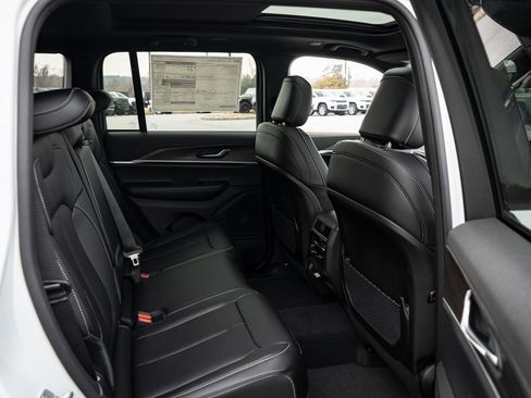 New 2025 Jeep Grand Cherokee Limited w/ Black Appearance Package image 20