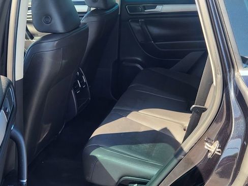 Used 2015 Volkswagen Touareg Sport image 16