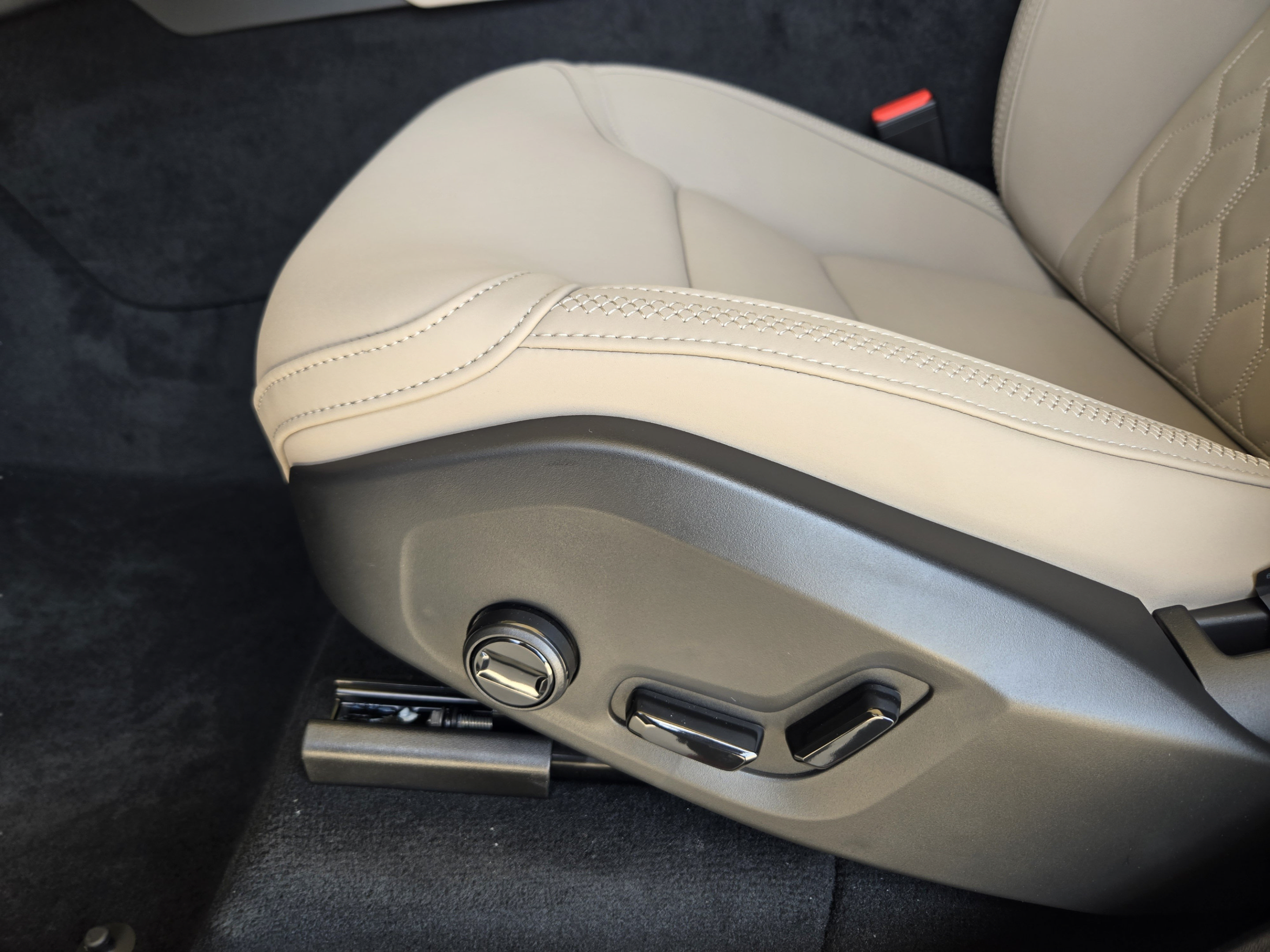 New 2026 Volvo XC90 T8 Plus w/ Protection Package Premier AWD/4WD image 19
