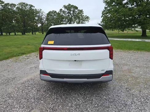 Used 2026 Kia Carnival LXS FWD image 4