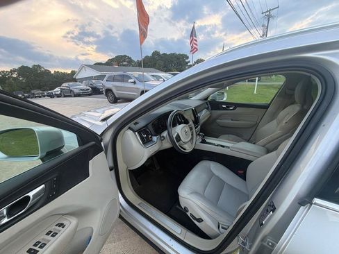 Used 2018 Volvo XC60 T5 Momentum w/ Vision Package AWD/4WD image 17