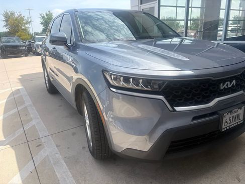 Used 2023 Kia Sorento LX FWD image 3