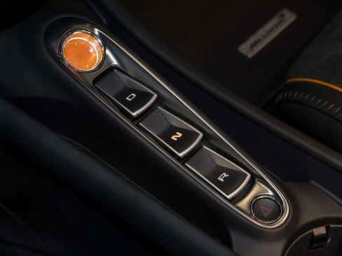 Used 2026 McLaren Artura Spider RWD image 36