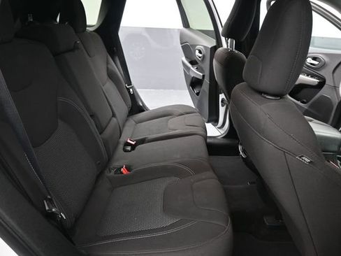 Used 2019 Jeep Cherokee Latitude w/ Popular Appearance Group image 12