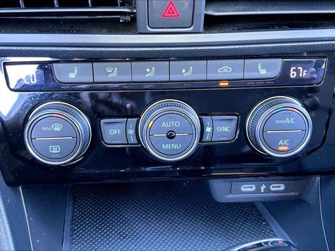 Used 2024 Volkswagen Jetta SE image 31