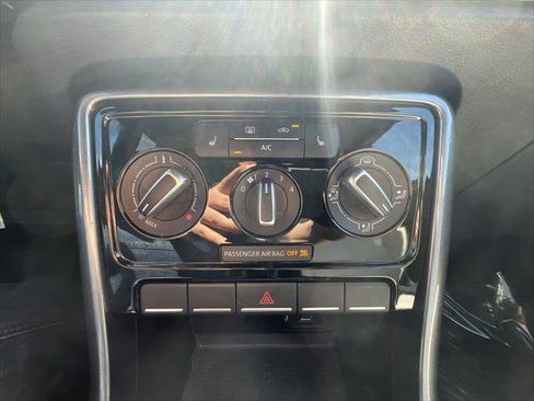 Used 2018 Volkswagen Beetle 2.0T S FWD image 18