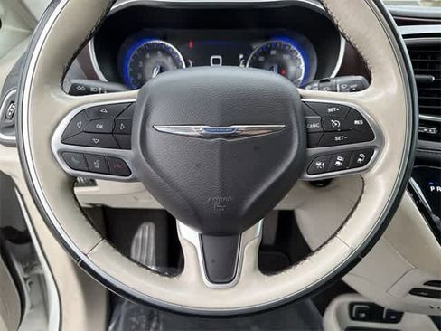 Used 2017 Chrysler Pacifica Limited w/ UConnect Theater Package image 24