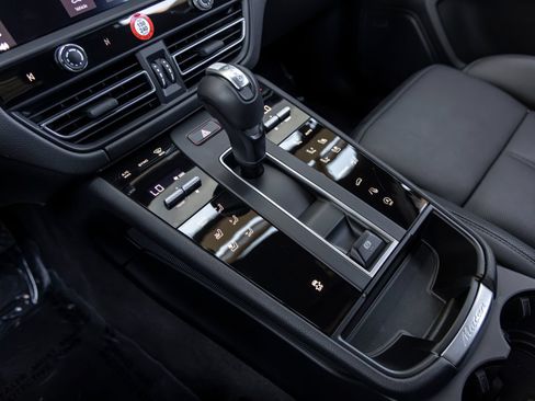 Certified 2026 Porsche Macan AWD/4WD image 39