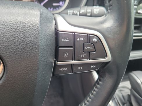 Used 2022 Toyota Highlander XLE FWD image 29