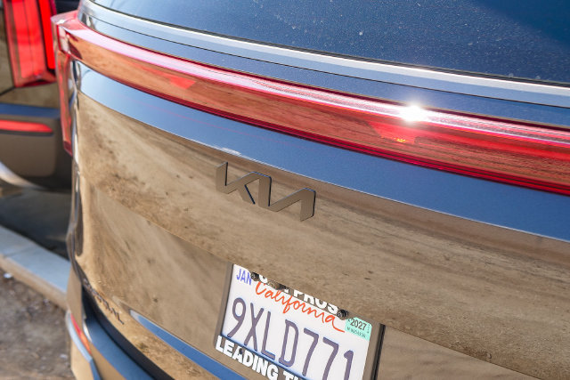 Certified 2025 Kia Carnival SX Prestige FWD image 11