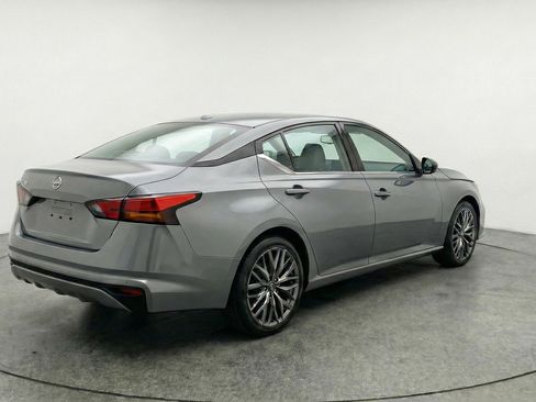 Used 2025 Nissan Altima 2.5 SV image 9