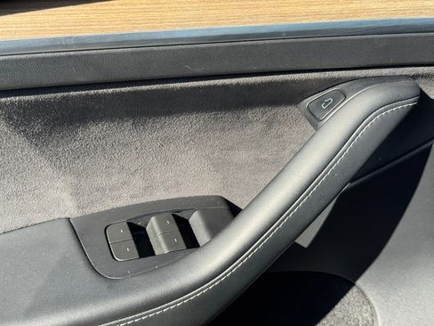 Used 2023 Tesla Model Y Long Range image 30