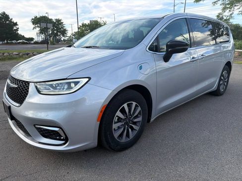 Used 2024 Chrysler Pacifica Limited FWD image 1