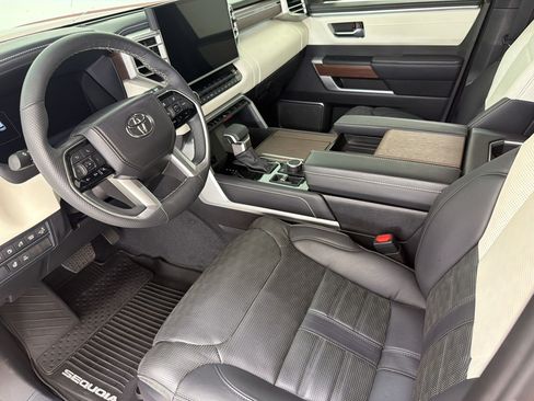 Used 2025 Toyota Sequoia Capstone AWD/4WD image 27