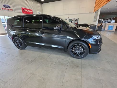 Used 2021 Chrysler Pacifica Limited AWD/4WD image 6