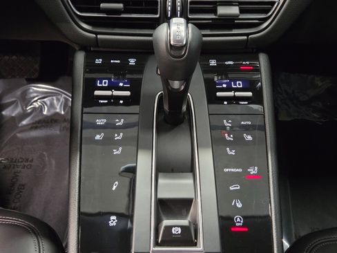 Certified 2024 Porsche Macan Turbo AWD/4WD image 24