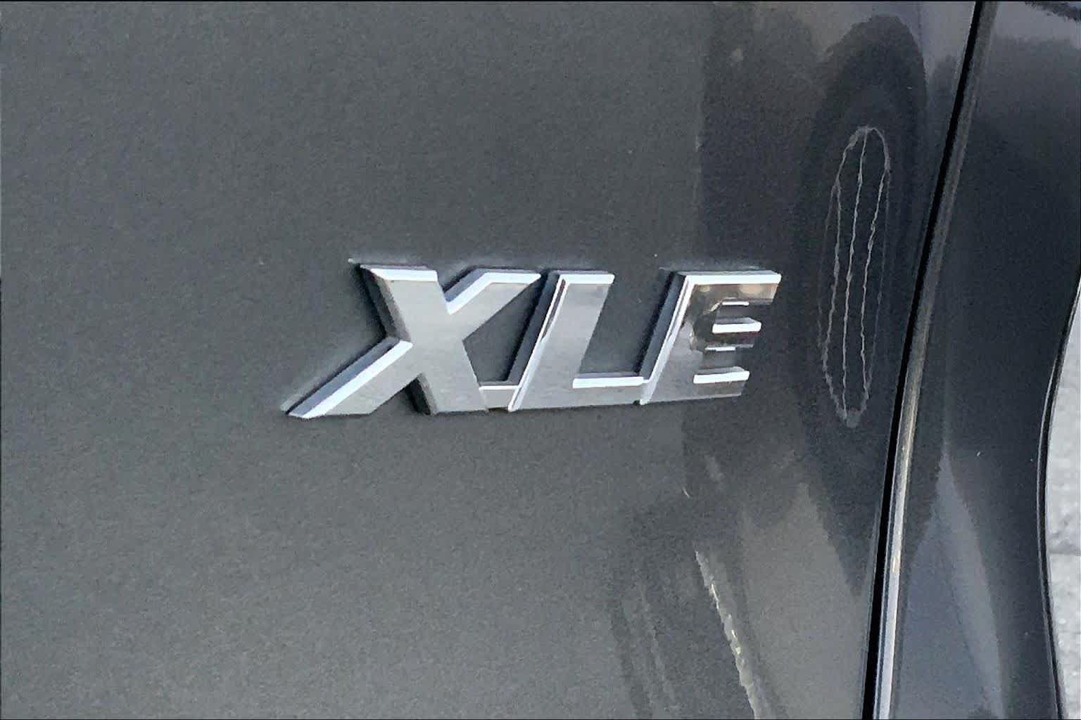 Used 2021 Toyota RAV4 XLE w/ Convenience Package FWD image 9