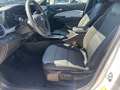 Used 2025 Chevrolet Trax LT FWD image 11