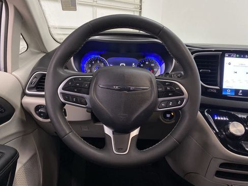 Used 2024 Chrysler Pacifica Touring-L image 18