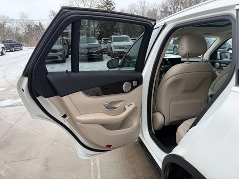 Used 2017 Mercedes-Benz GLC 300 4MATIC image 21