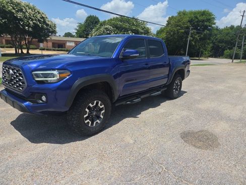 Used 2023 Toyota Tacoma TRD Off-Road w/ TRD Premium Off Road Package AWD/4WD image 4