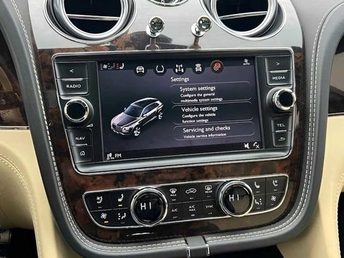 Used 2017 Bentley Bentayga image 31