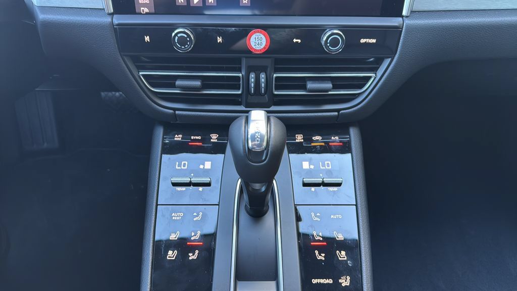 Certified 2026 Porsche Macan AWD/4WD image 14