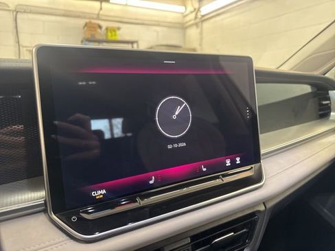 Certified 2025 Volkswagen Tiguan SE image 11