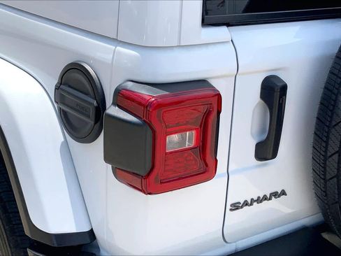 Used 2025 Jeep Wrangler Unlimited Sahara AWD/4WD image 27