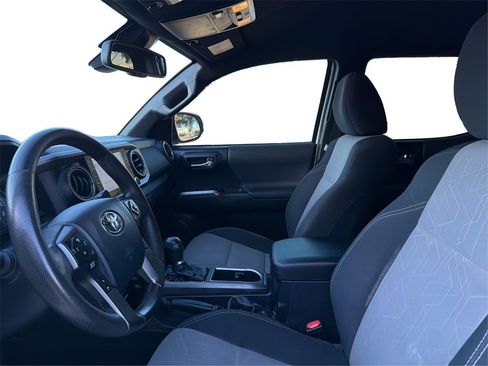 Used 2020 Toyota Tacoma TRD Sport w/ Technology Package image 10