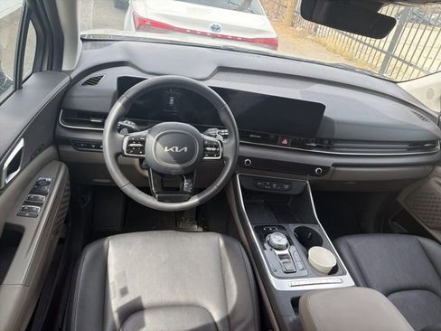 Used 2025 Kia Carnival EX image 8