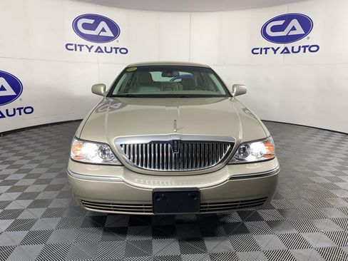 Used 2009 Lincoln Town Car Signature L image 9