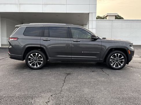 Used 2021 Jeep Grand Cherokee L Overland w/ Luxury Tech Group IV AWD/4WD image 2
