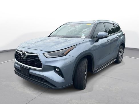 Used 2022 Toyota Highlander XLE FWD image 2