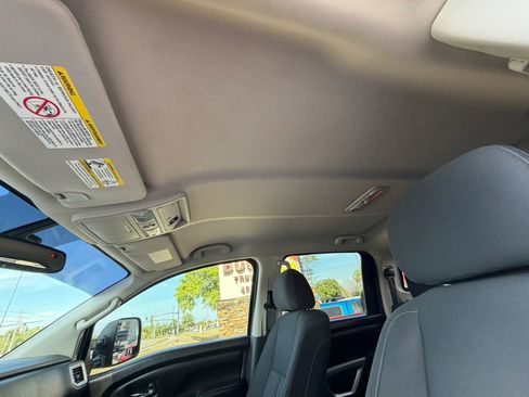 Used 2017 Nissan Titan SV AWD/4WD image 18