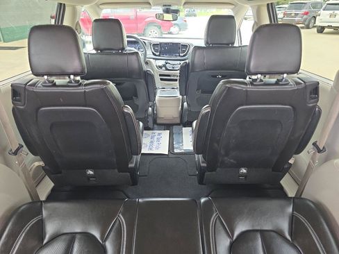 Used 2023 Chrysler Pacifica Touring-L FWD image 6