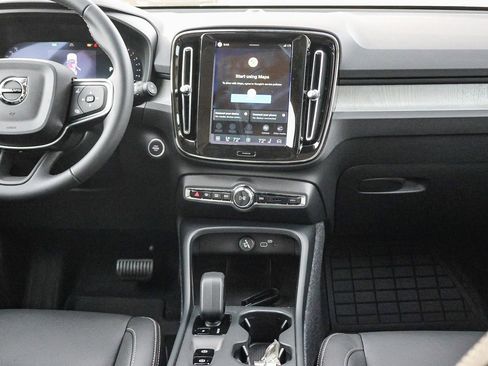 New 2026 Volvo XC40 B5 Core w/ Climate Package AWD/4WD image 23