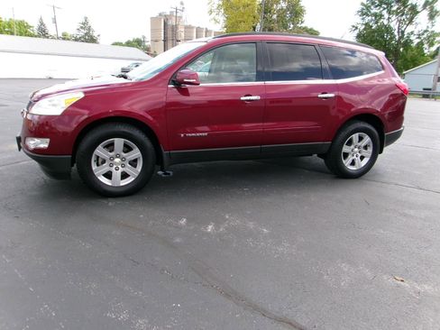 Used 2009 Chevrolet Traverse LT FWD image 1