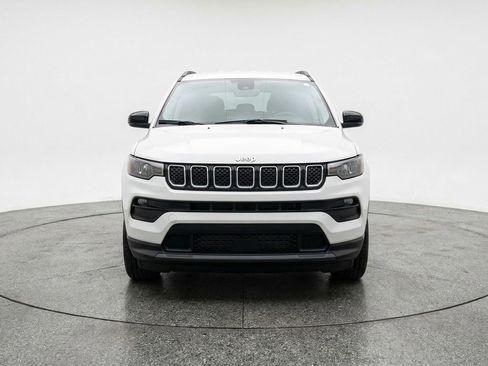 Used 2025 Jeep Compass Latitude AWD/4WD image 2