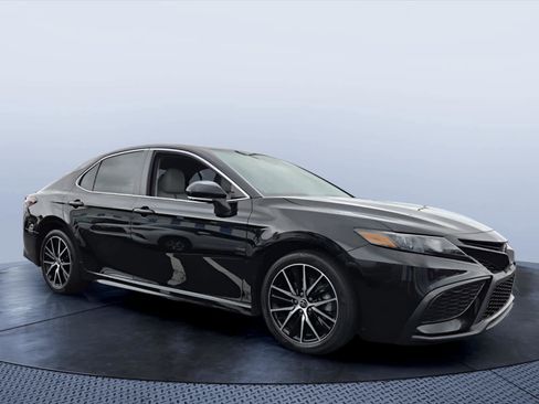 Used 2023 Toyota Camry SE FWD image 1