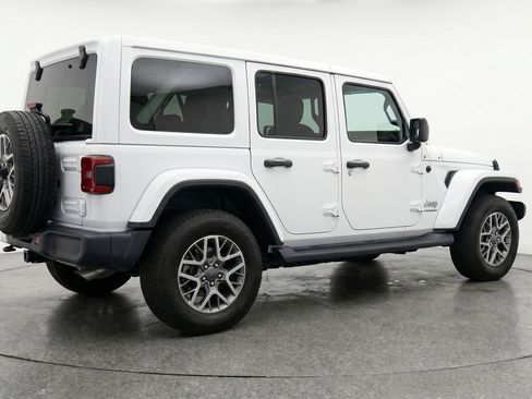 Used 2025 Jeep Wrangler Sahara image 9