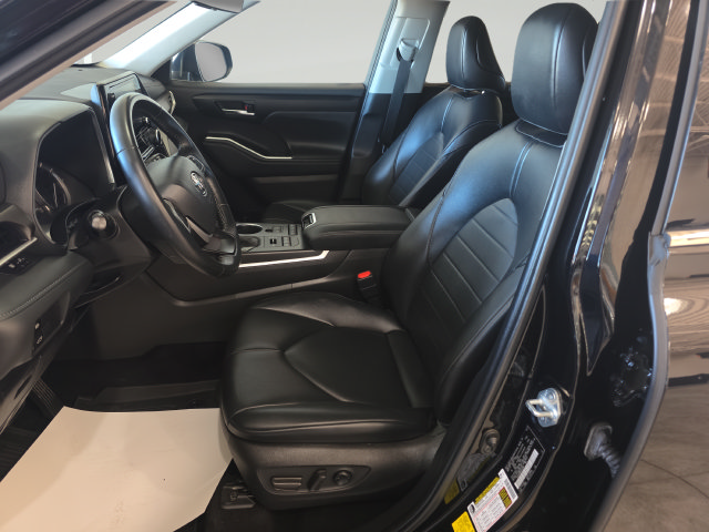 Used 2022 Toyota Highlander XLE AWD/4WD image 12