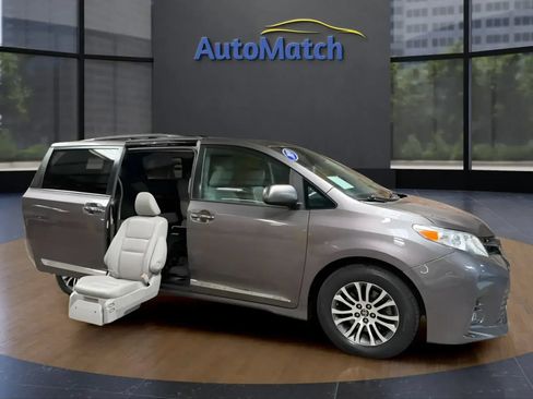 Used 2019 Toyota Sienna XLE w/ XLE Navigation Package FWD image 17