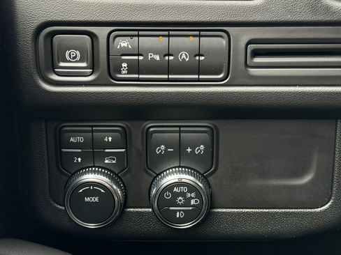 Used 2024 GMC Yukon XL SLE image 28