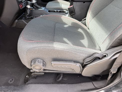 Used 2025 Jeep Wrangler Unlimited Rubicon image 17