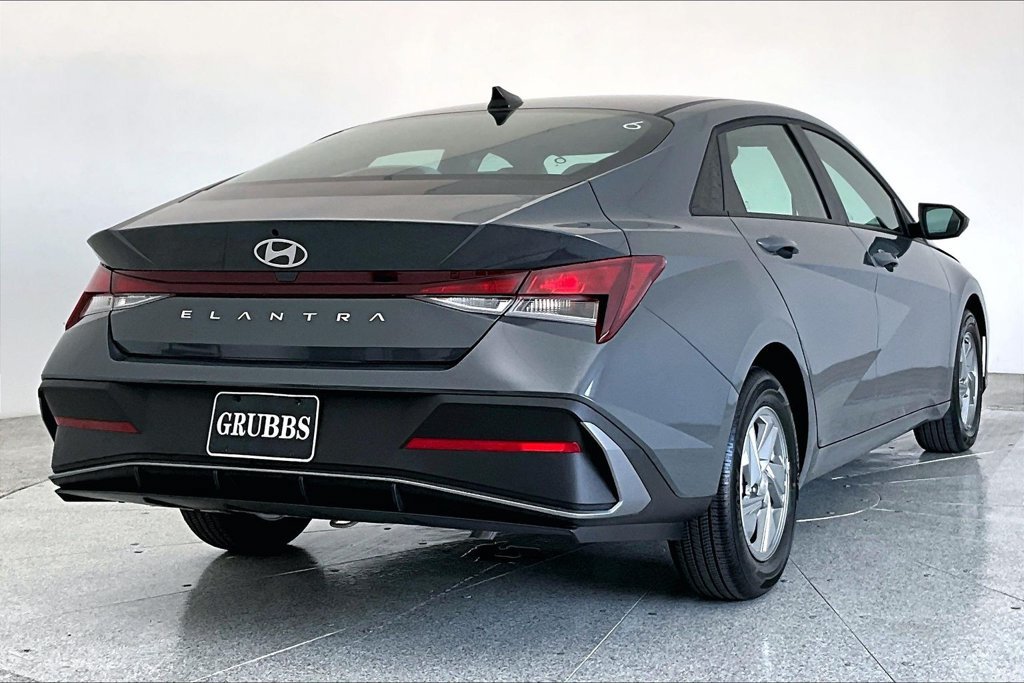 Used 2026 Hyundai Elantra SE FWD image 2