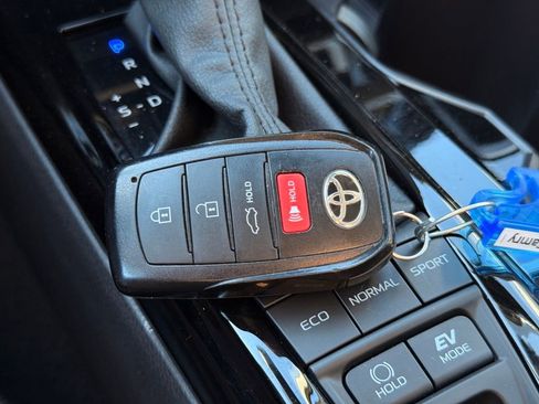 Used 2025 Toyota Camry XLE AWD/4WD image 39