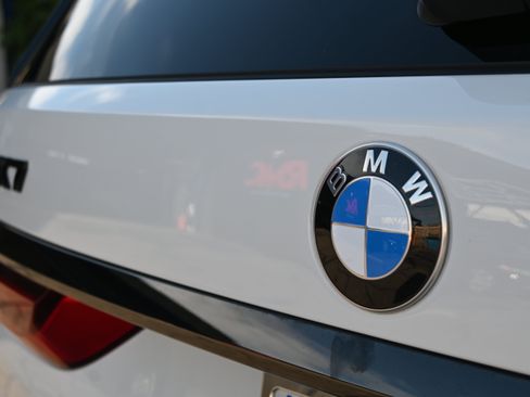Used 2022 BMW X7 xDrive40i w/ M Sport Package AWD/4WD image 32