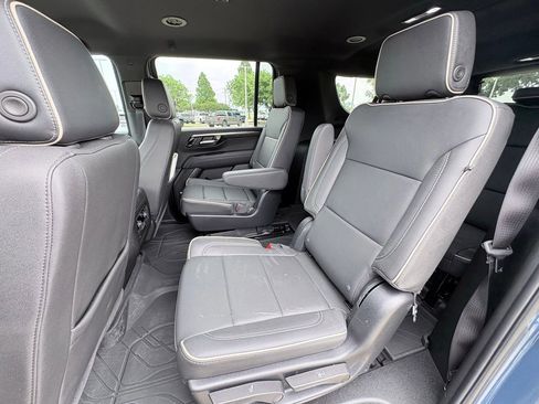 Used 2025 Chevrolet Suburban Premier RWD image 7