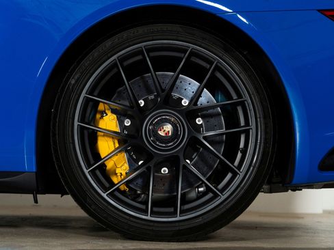 Used 2018 Porsche 911 Targa 4 GTS image 39